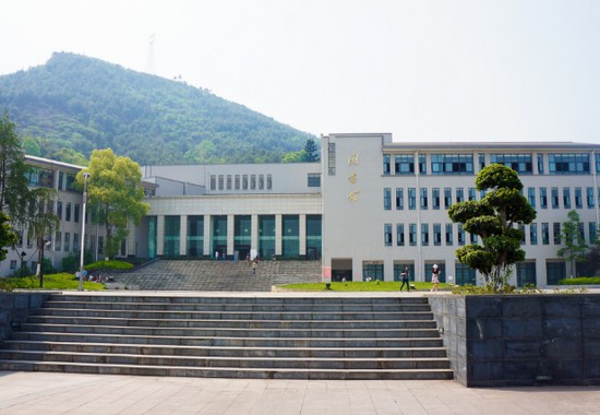 2019年重庆人文科技学院寝室宿舍条件与学校食堂环境图片