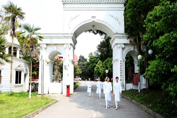 成都市职业高中招生-成都市医药科技学校学费