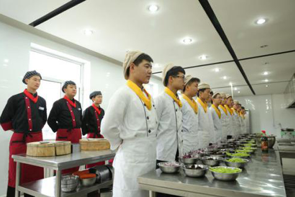 达州学生想来成都市财贸职高烹饪学校读书，该校